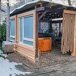 בית נופש Small Vegas- Jacuzzi And Garten For Exclusive Use